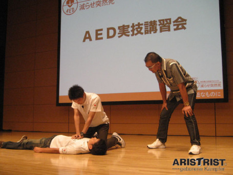 蝶野選手着用アイテム『ＡＥＤをもっと身近なものに～救命知識の普及と地域におけるドラッグストアの役割～』参加